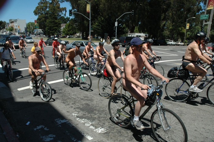 Proteste di ciclisti nudi
